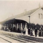 Mensen wachtend op de trein (Historisch Genootschap Oud Soetermeer)