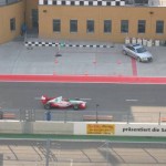 Een auto komt de pits in