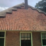 De gevel van een oude boerderij