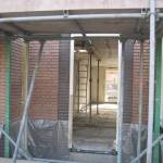 Het metselwerk rondom de voordeur