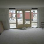 De woonkamer met de openslaande deuren