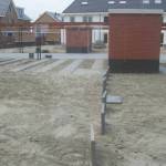 De tuin met de twee parkeerplaatsen