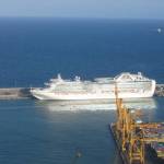 Een cruiseschip in de haven van Barcelona