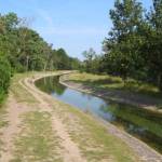 Een kanaal tussen de bomen