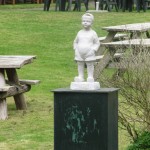 In Rolde staat bij een restaurant dit beeld van Bartje