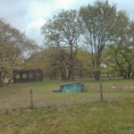 Je loopt hier langs een militair oefenterrein, wel volledig afgezet met prikkeldraaid.