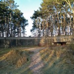 Vlak buiten Burgh-Haamstede, in de Zeepeduinen, staat deze oude bunker. Je kan er niet in, maar je kan er wel omheen.