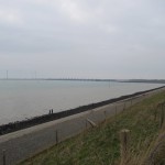 De dijk langs de Westboutweg is erg fraai, met mooie uitzichten.