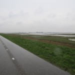 Het uitzicht vanaf de Delingsdijk is erg fraai. Aan de ene kant een natuurgebied en aan de ander kant landbouwgebieden.