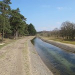 Dit pad loopt langs het kanaal met de betonnen zijkanten. Wat een mooie kleurstelling he?