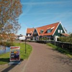 Vanaf de parkeerplaats loop je op deze manier Marken in.