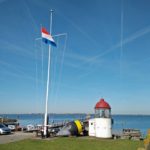 In Marken staat ook dit kleine vuurtorentje en deze hele fraaie vlaggenmast.