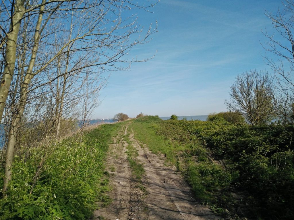 Net na de haven ligt deze lange dam. Aan het einde heb je een mooi uitzicht op Volendam.