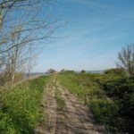 Net na de haven ligt deze lange dam. Aan het einde heb je een mooi uitzicht op Volendam.