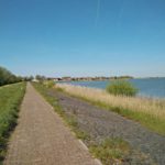 Voorbij de Minnebuurt heb je dit mooie uitzicht op deze (enige) nieuwbouwwijk op Marken.