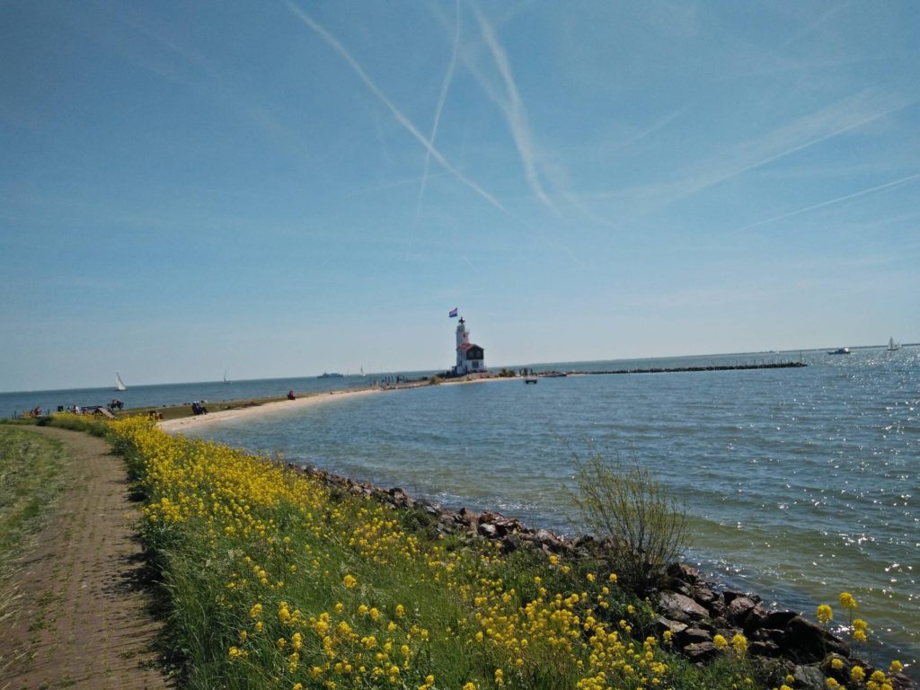 Het Paard van Marken is een markante, witte, vuurtoren.