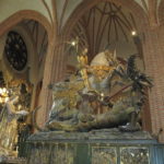 In een kerk in het oude centrum van Stockholm staat dit beeld van Sint Joris en De Draak.