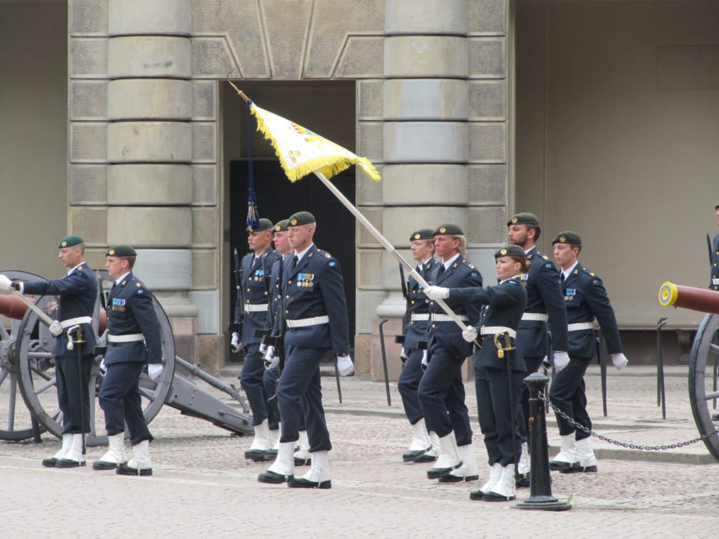 Bij het paleis in het oude centrum van Stockholm wordt nog de wacht gewisseld.