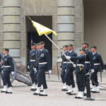 Bij het paleis in het oude centrum van Stockholm wordt nog de wacht gewisseld.
