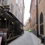 In het oude centrum van Stockholm is ook nog dit leuke straatje, met aan de linkerhand het aan te raden restaurant Kryp In.