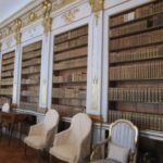 In het paleis is deze goed gevulde, meer dan 2.000 boeken, bibliotheek.