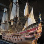 Het schaalmodel en het echte schip achter elkaar.