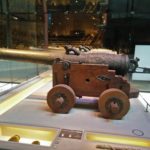 Deze kanonnen stonden eens aan boord van het geborgen schip.