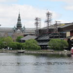 Aan de buitenkant van het Vasamuseet is een poging gedaan om te laten zien hoe hoog de masten van het schip werkelijk waren.