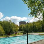 Tijdens onze fietstocht zagen wij ook nog dit zwembad met op de achtergrond een zeer fraaie watertoren.