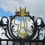 Tijdens onze fietstocht kwamen wij ook nog langs het Ulrikstal Palace met dit zeer fraaie toegangshek.