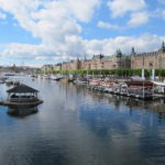 In Stockholm zijn meerdere stukken haven, maar dit is een erg fraaie, ook vanwege de hele grote en mooie huizen op de achtergrond.
