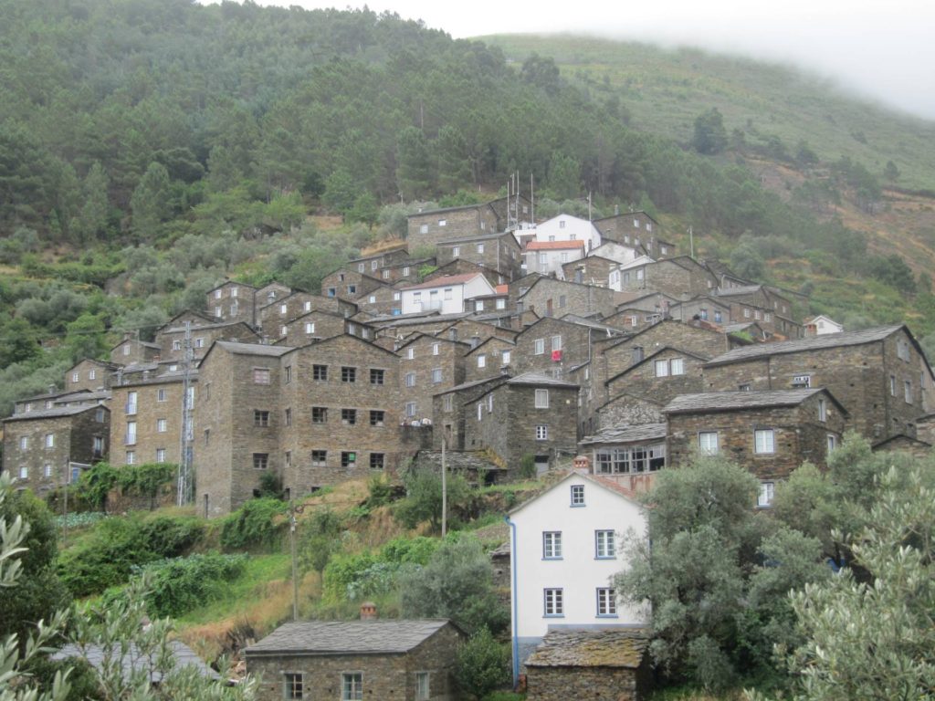 Piódão is een heel fraai dorpje gebouwd uit leistein op de steile kant van een heuvel.