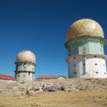 De twee oude telescoop torens bij Torre. Torre is het hoogste punt van Portugal.