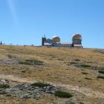 De twee oude telescoop torens bij Torre gezien vanuit de kabelbaan.