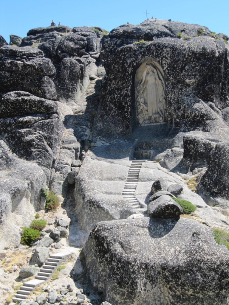 In de buurt van Torre staat dit hele fraaie kapelletje gewoon in de bergen uitgehouwen.