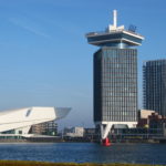 De A'DAM Tower met bovenop het A'DAM Lookout, een fraai observatiedek waarvandaan je heel Amsterdam kan zien en de hoogste schommel Over The Edge.