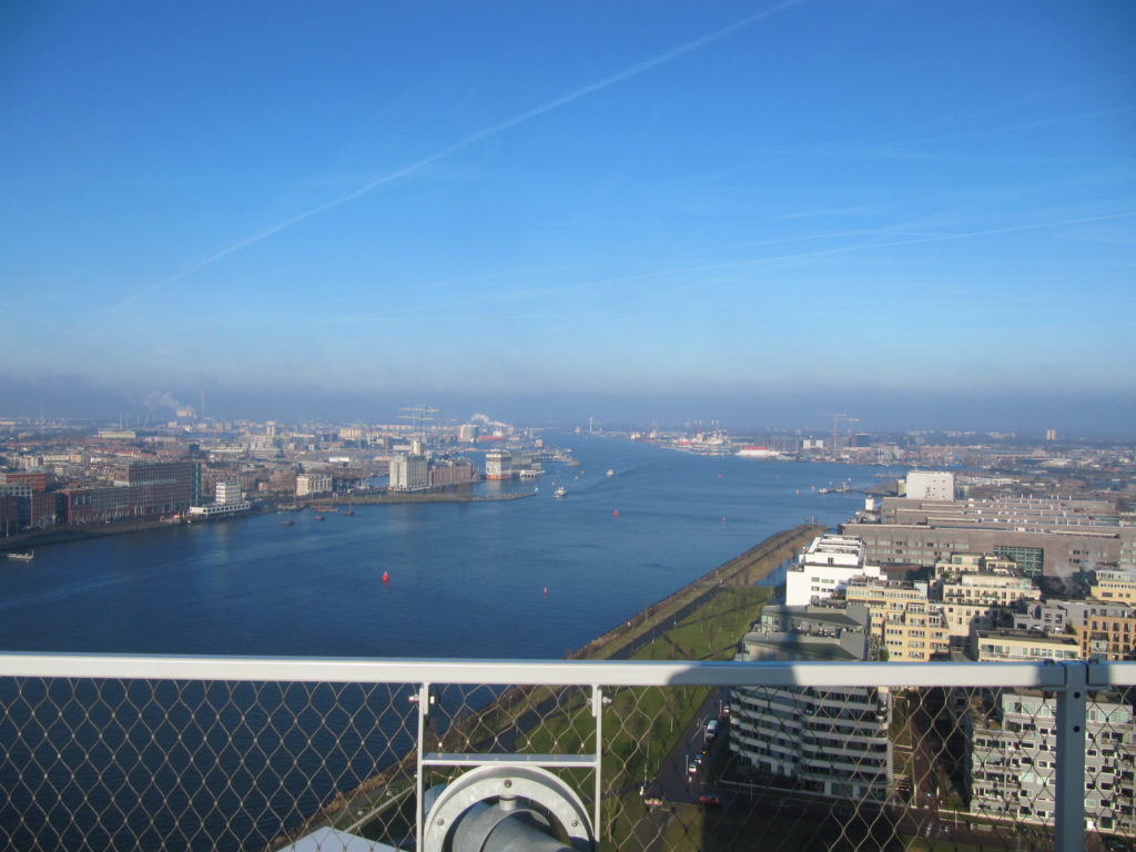 Vanaf A'DAM Lookout, boven op de A'DAM Tower, is dit het uitzicht over Amsterdam.