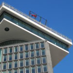Een close-up van de A'DAM Lookout en de Over The Edge schommel.
