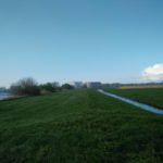 Het is mooi wandelen op de dijk langs het Zwarte Water.