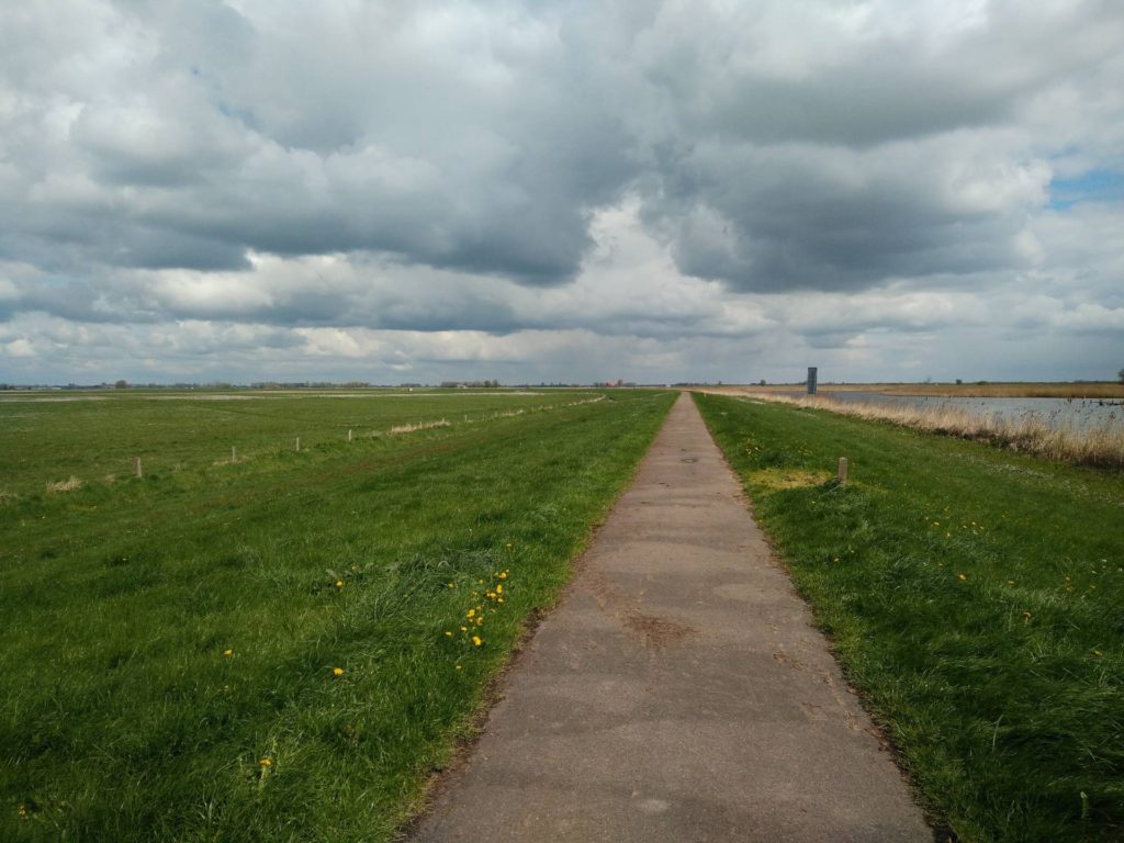 Vanaf Vollenhove moesten wij dit fietspad bewandelen om bij Blokzijl te komen.