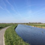 Wandelend langs de rand van het Zuideinderwijde ...