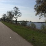 Langs de N334 moesten wij dit lange fietspad wandelen.