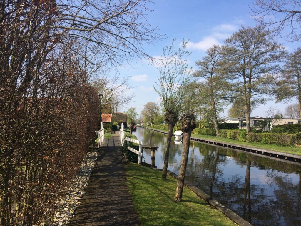 Het plaatsje Bel-Schutsloot heeft wel wat weg van Giethoorn.