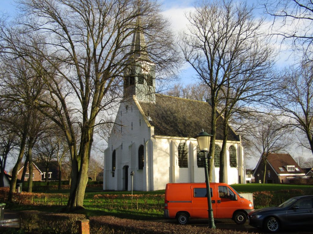 Een mooi wit kerkje in Groet, het startpunt van de wandeling.