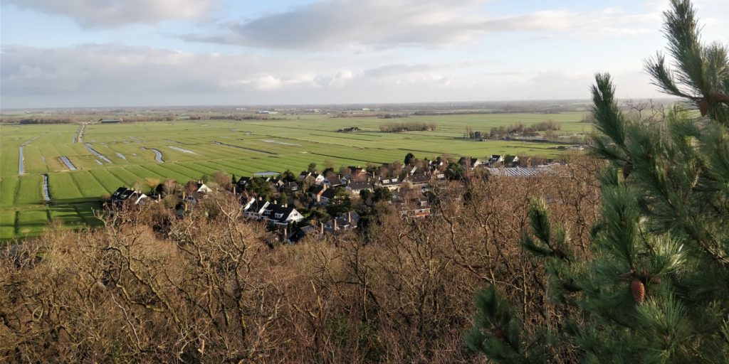 Dit is Catrijp dat onderaan de duinen ligt met daarachter de polders.