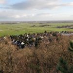 Dit is Catrijp dat onderaan de duinen ligt met daarachter de polders.