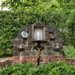 Langs de route stonden meerdere Maria beeldjes