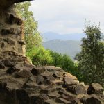 Vanaf een kapelletje heb je dit fraaie uitzicht over de bergen.