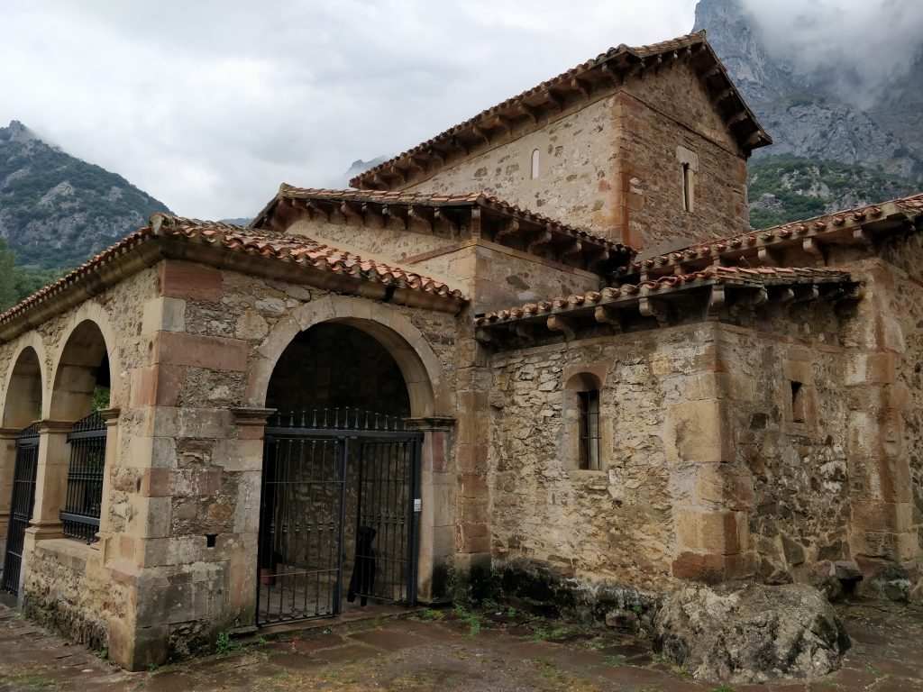 Dit is de entree van een kleine, maar zeer fraaie kerk.