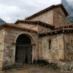 Dit is de entree van een kleine, maar zeer fraaie kerk.